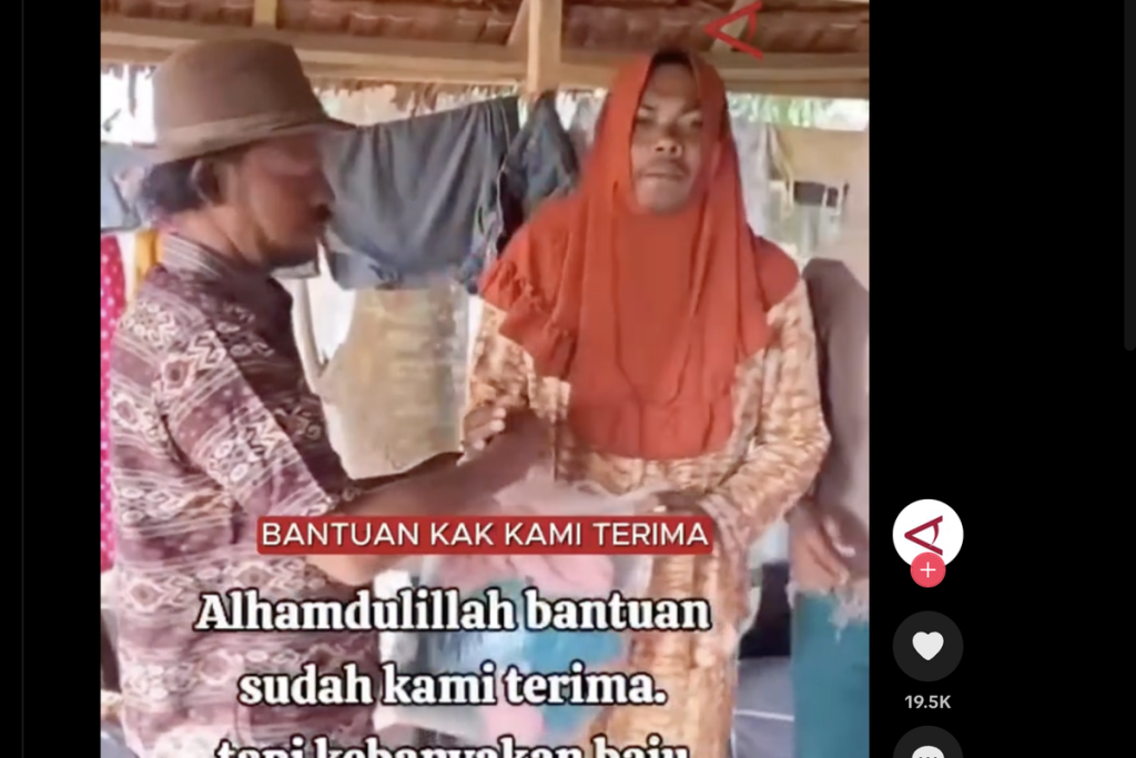 Momen Lucu Bapak-bapak Pengungsi Aceh Terpaksa Kenakan Daster Bantuan.